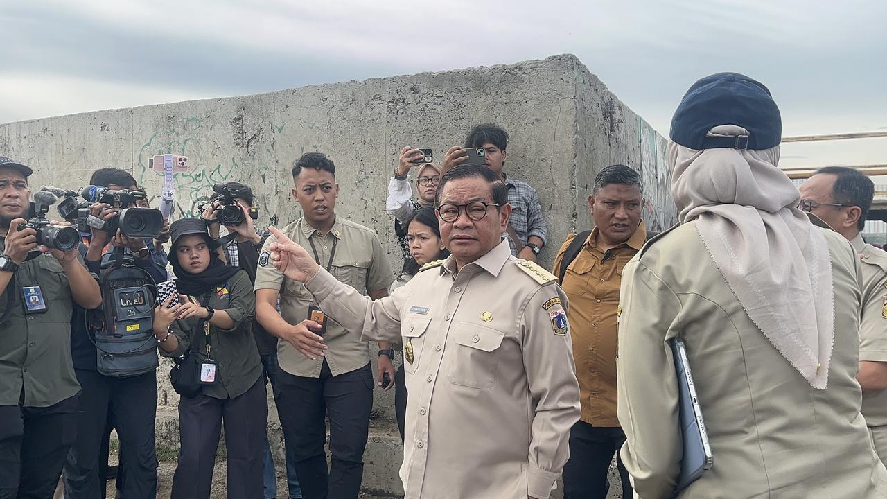 Datangi Tanggul Pengaman Pantai yang Bocor, Pramono Tegaskan Banjir Rob Jadi Prioritas