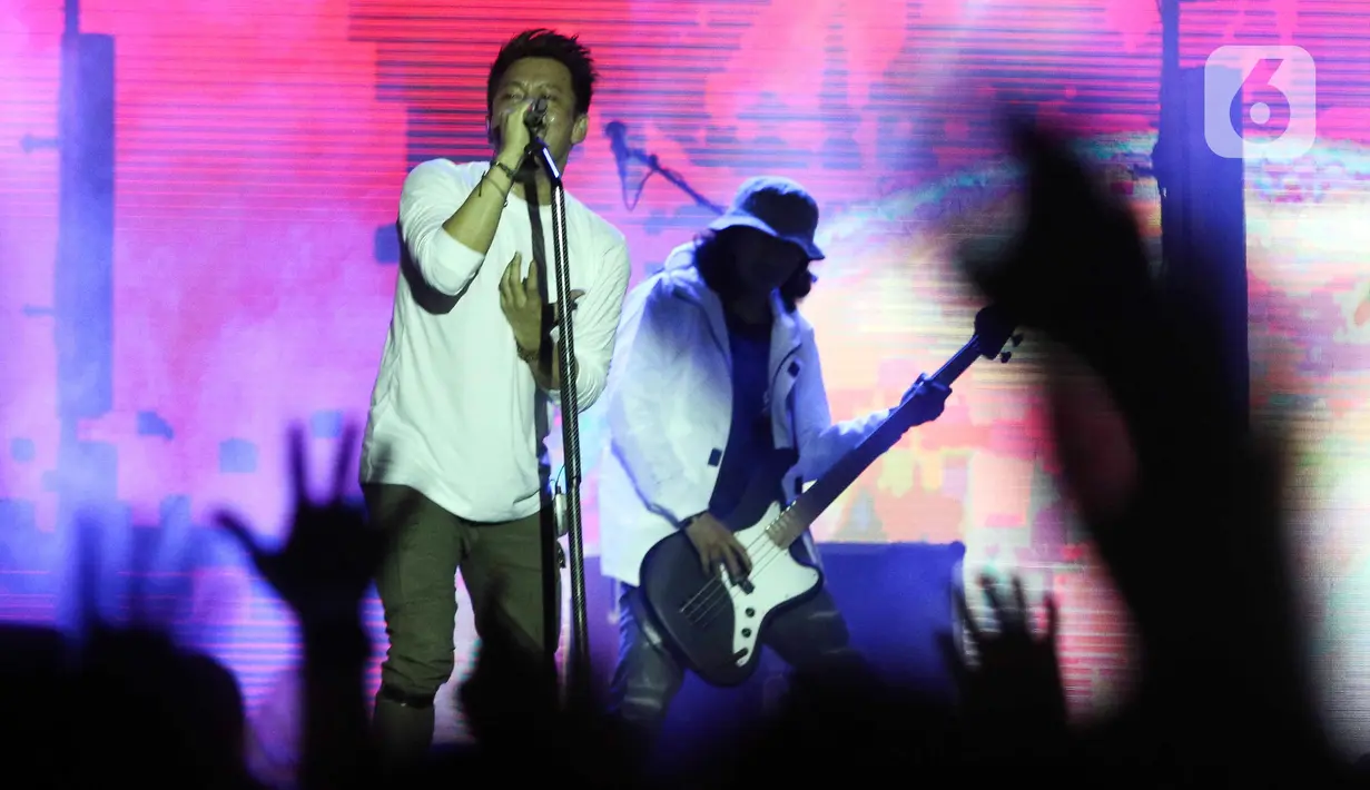 Vokalis grup band NOAH, Ariel saat tampil memeriahkan acara Pestapora di Gambir Expo, Kemayoran, Jakarta, Minggu (25/9/2022). NOAH tampil menghibur dengan membawakan lagu seperti 'Separuh Aku', 'Hidup Untukmu', 'Mati Tanpamu'. (Liputan6.com/Herman Zakharia)