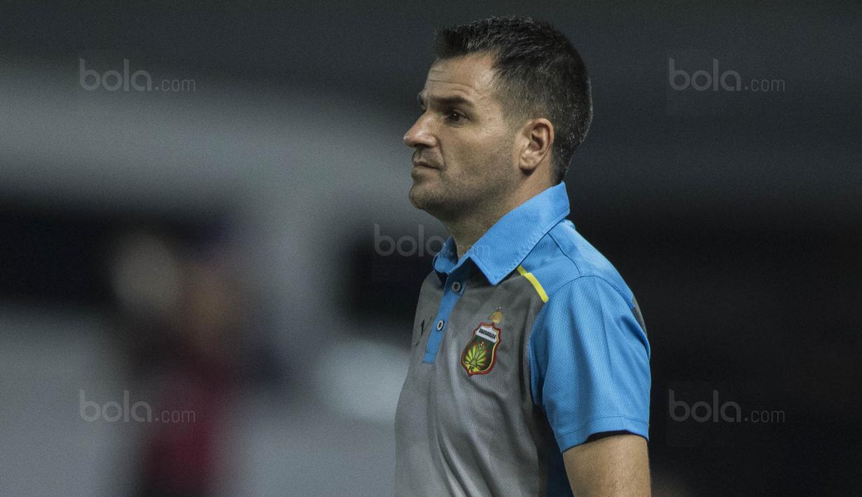 Pelatih Bhayangkara FC, Simon McMenemy, mengamati anak asuhnya saat melawan Bali United pada laga Liga 1 Indonesia di Stadion Patriot, Bekasi, Jumat (29/9/2017). Bhayangkara menang 3-2 atas Bali. (Bola.com/Vitalis Yogi Trisna)