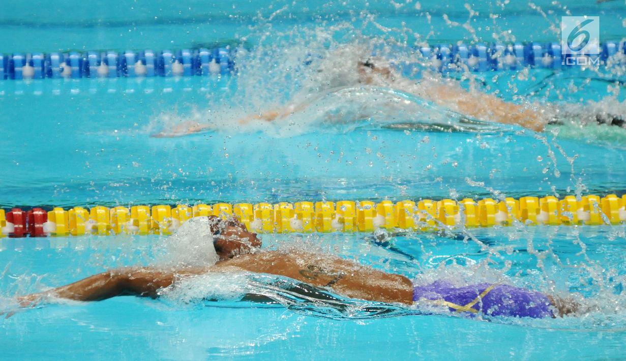 Perenang klub MNA, I Gede Siman Sudartawa saat melaju di final gaya punggung 100 m putra Kejuaraan Akuatik Indonesia Open 2017 di Stadion Aquatik GBK, Jakarta, Minggu (10/12). Siman menorehkan waktu 56,19 detik. (Liputan6.com/Helmi Fithriansyah)