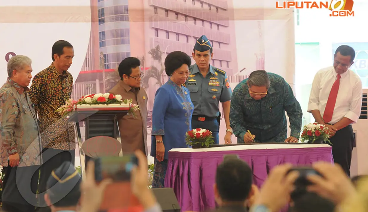SBY meresmikan RS Pekerja dengan membubuhkan tanda tangannya. Jokowi, Muhaimin dan Dahlan Iskan tampak menemani Selasa (8/4/2014) (Liputan6.com/Herman Zakharia).