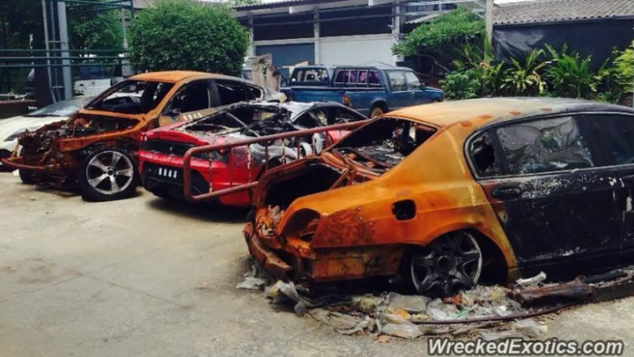 Truk Pengangkut Terbakar, 4 Mobil Mewah Hangus