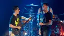 Personel grup band Muse, Matt Bellamy (kiri) dan Chris Wolstenholme tampil pada konser ALTer EGO iHeartRadio di Kia Forum, Inglewood, California, Amerika Serikat, 14 Januari 2023. Muse menggetarkan panggung iHeartRadio ALTer EGO 2023. (AP Photo/Chris Pizzello)