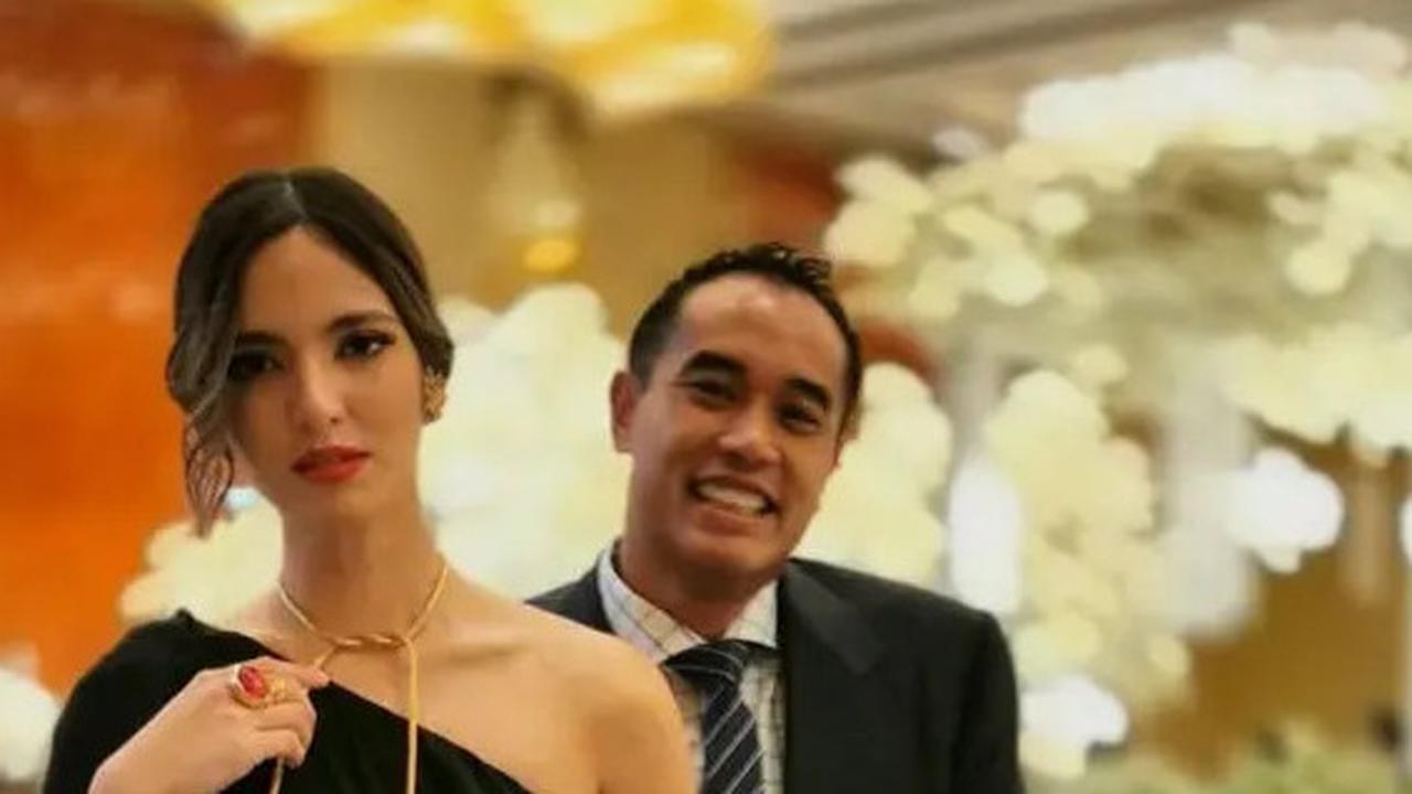 7 Outfit Kondangan Nia Ramadhani dengan Bahu Terbuka, Inspirasi Tampilan Elegan Menawan