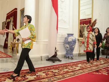 Presiden Joko Widodo terima Sembilan Srikandi Tim Pansel Capim KPK di Istana Merdeka, Jakarta, Selasa (1/9/2015). Kedatangan tim Pansel KPK untuk menyerahkan delapan nama hasil seleksi capim KPK kepada Presiden Joko Widodo. (Liputan6.com/Faizal Fanani)