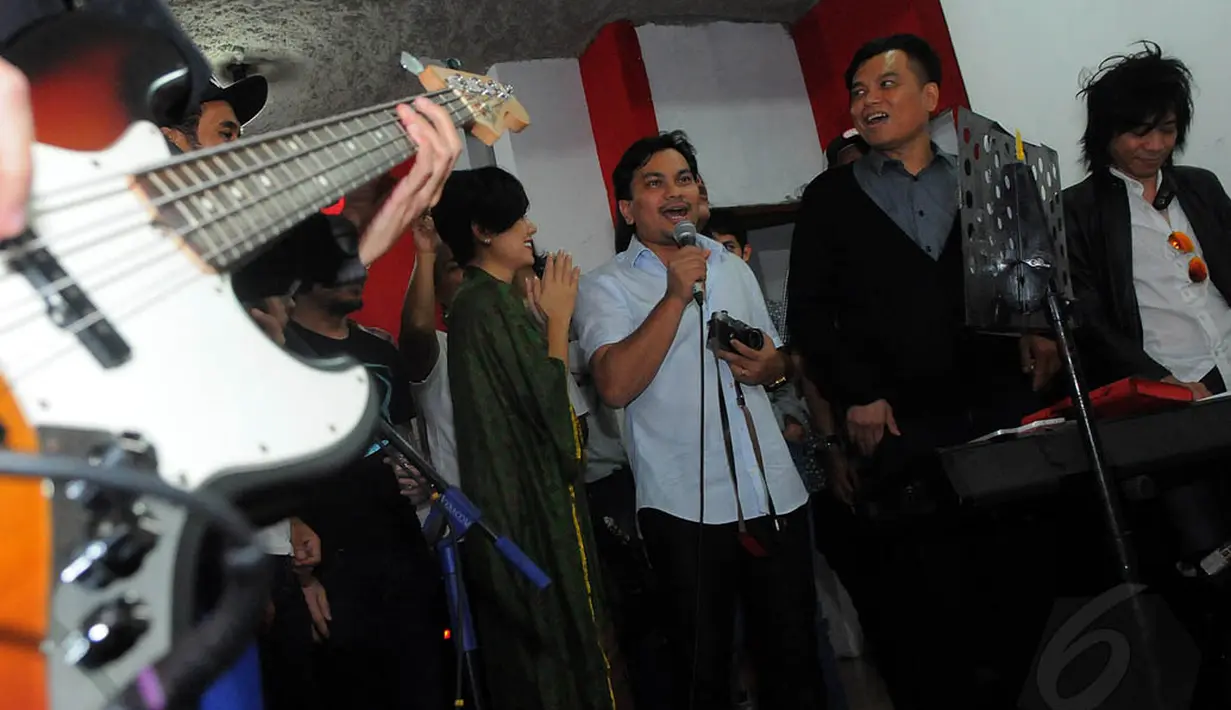 Penyanyi Tompi (tengah) saat menggelar latihan konser "salam dua jari" di basecamp group band Slank, Gang Potlot, Jakarta, Kamis (3/7/14). (Liputan6.com/Faisal R Syam)