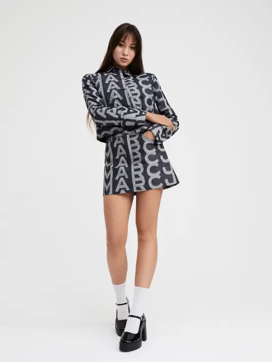 <p>Monogram denim, jadi salah satu produk unggulan dari koleksi The Fall 22. Pertama kali dihadirkan di musim ini, beragam produk dari mulai busana, tas, sampai perhiasan bisa jadi pilihan seru untuk tampil atraktif dan memikat mata. / Foto dok Marc Jacobs.</p>