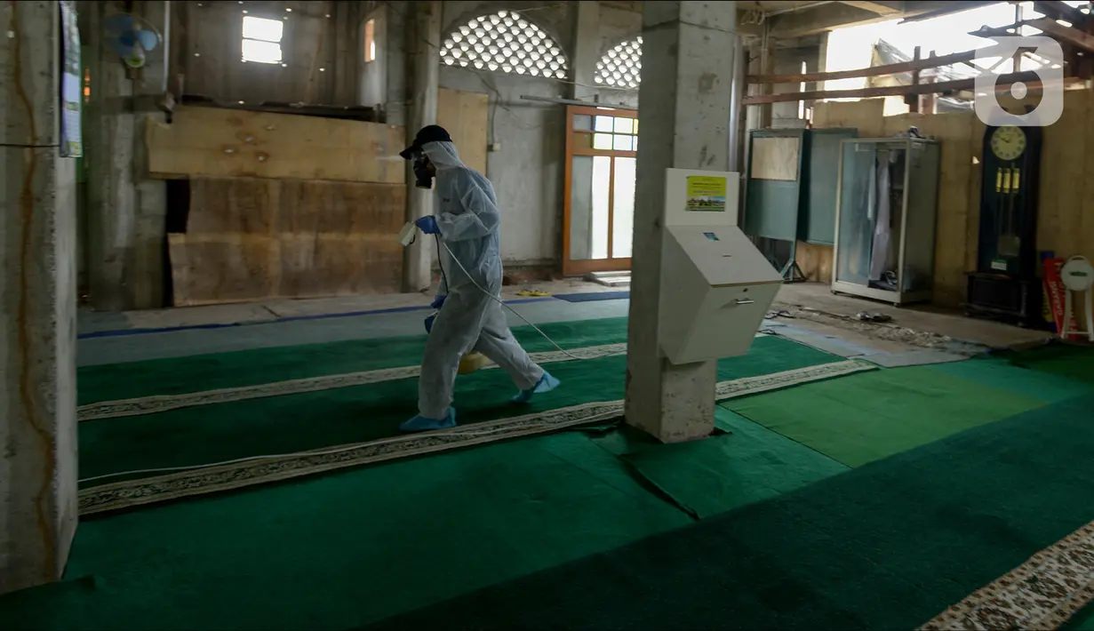 Petugas medis melakukan penyemprotan cairan disinfektan di Masjid Alafajri, Kelurahan Pejaten Barat, Jakarta, Jumat (13/3/2020). Ketua Umum PP DMI Jusuf Kalla menginstruksikan seluruh masjid disemprot cairan disinfektan untuk mengantisipasi penyebaran virus corona COVID-19. (merdeka.com/Imam Buhori)