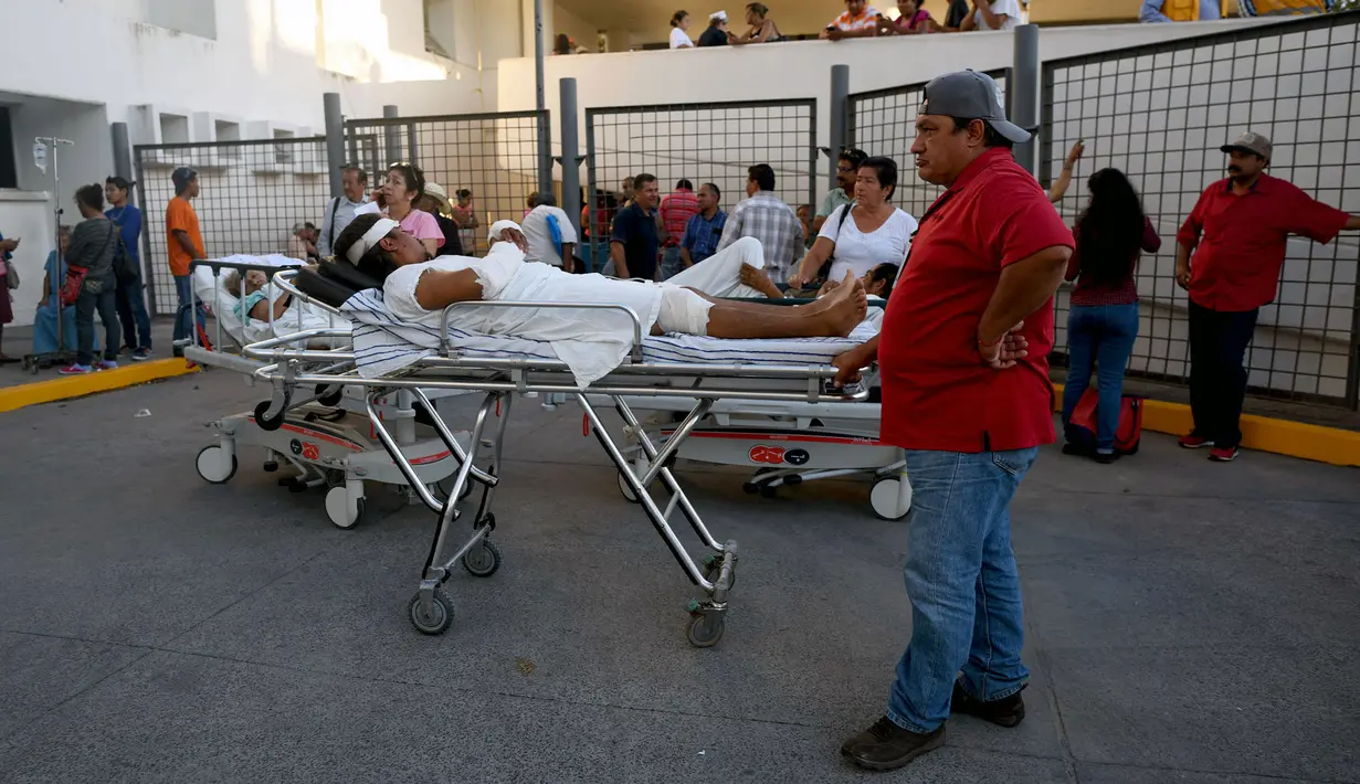 Sejumlah pasien dievakuasi dibawa keluar gedung rumah sakit saat terjadi gempa kuat di Veracruz, Meksiko (16/2). Pusat gempa berada di lokasi 37 kilometer timur laut Pinotepa de Don Luis, Oaxaca. (AP Photo/Felix Marquez)
