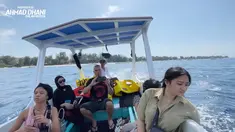 Liburan ke Lombok, Ahmad Dhani mengajak istri dan buah hatinya untuk menikmati momen snorkling bersama. Menuju spot wisata untuk snorkling, terlihat putrinya yang bernama Safeea sudah bersiap-siap memakai peralatan. Di tengah kesibukannya mempersiapkan konser di 30 tahun Dewa 19, Dhani masih menyempatkan waktu untuk liburan bersama keluarga. (Liputan6.com/YouTube/Ahmad Dhani Dalam Berita)