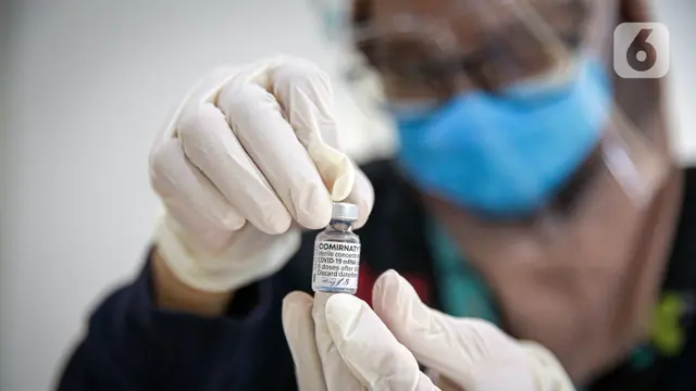 FOTO: Vaksin COVID-19 Pfizer Mulai Disuntikkan kepada Warga