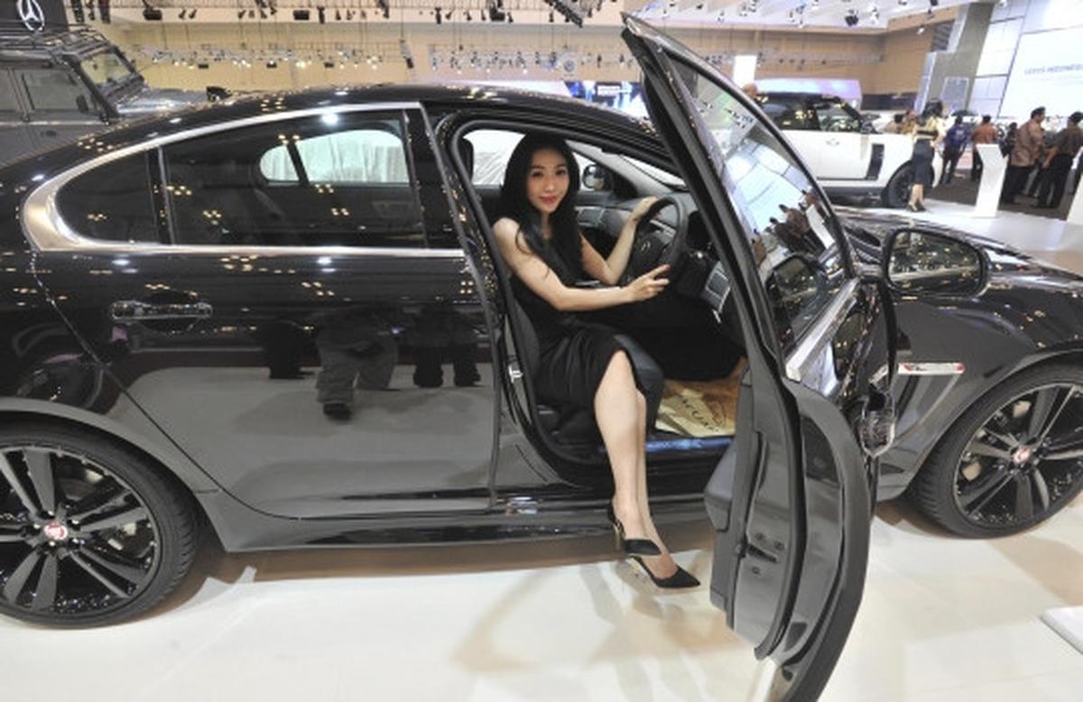 Aduhai model-model seksi hiasi pameran otomotif GIIAS 2015