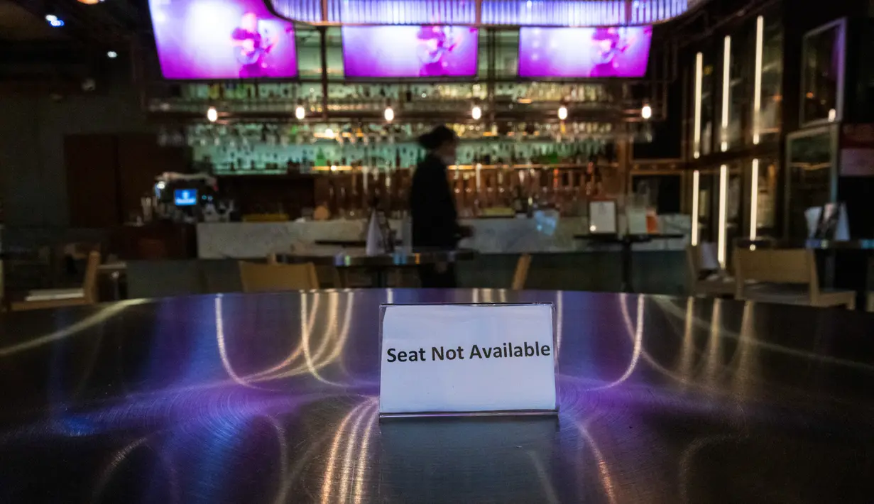 Tanda 'kursi tidak tersedia' menghiasi salah satu restoran selama penutupan di kawasan hiburan malam Lan Kwai Fong, Hong Kong (5/5/2020). (AFP/May James)