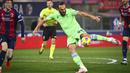 Pemain Lazio, Vedat Muriqi, melepaskan tendangan saat melawan Bologna pada laga Liga Italia di Stadion Renato Dall’Ara, Minggu (28/2/2021). Lazio takluk dengan skor 2-0. (Massimo Paolone/LaPresse via AP)