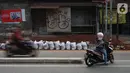 Pengendara sepeda motor memutar balik dan melawan arah di kawasan Lenteng Agung, Jakarta Selatan, Rabu (9/1/2019). Aksi nekat pengendara berpotensi menyebabkan kemacetan serta kecelakaan. (Liputan6.com/Immanuel Antonius)