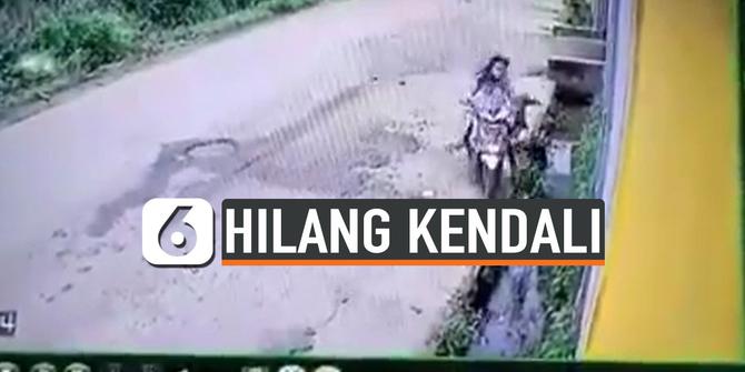 VIDEO: Kasihan, Bocah Bonceng Tiga Hilang Kendali Hingga Masuk Got