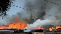 Kebakaran Gudang Kayu di Bandung hingga Mesin Perang Palsu Rusia