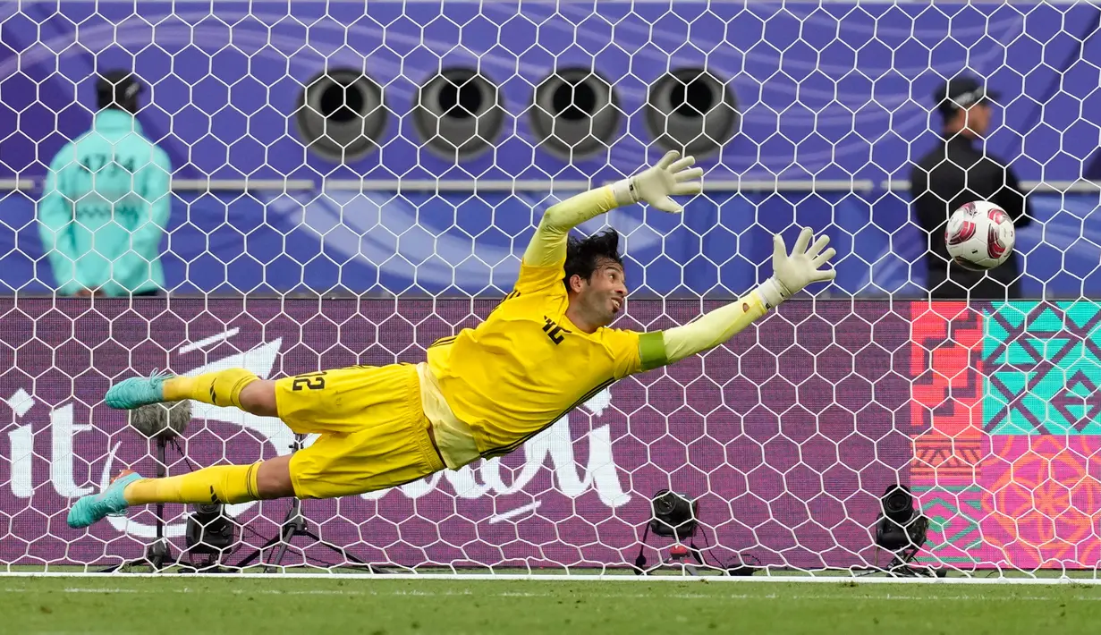 Yazan Al-Naimat memotong bola operan Irak di tengah lapangan. Dia kemudian berlari membawa bola melewati dua bek lawan, sebelum mencungkil bola masuk ke gawang. Yordania unggul 1-0 di babak pertama. (AP Photo/Thanassis Stavrakis)