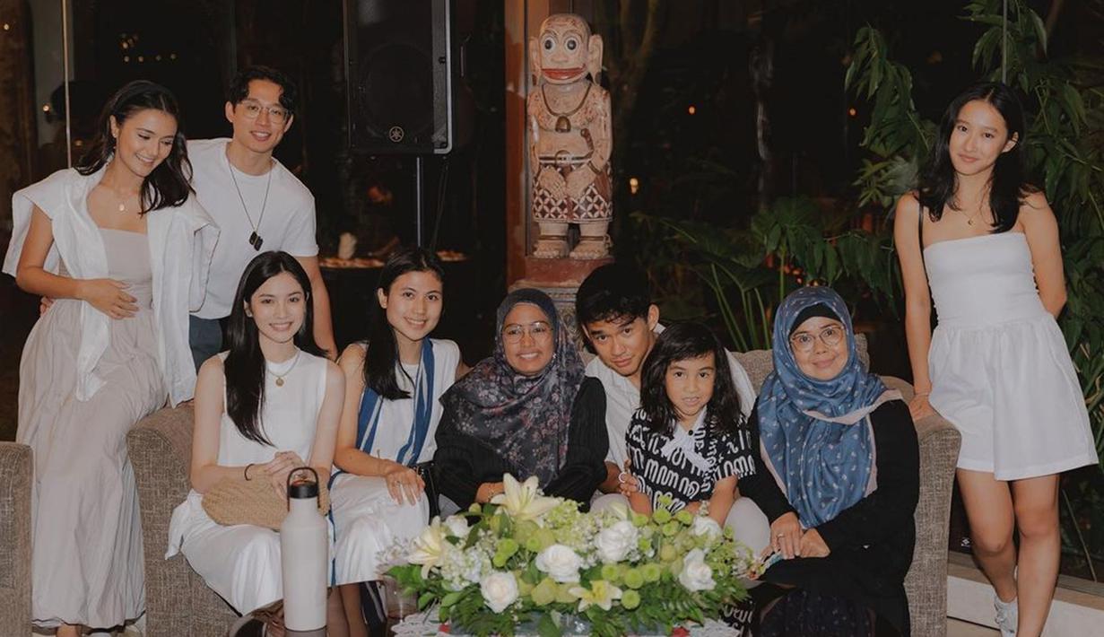 Sudah lama berpacaran, Amanda Rawles sudah dekat dengan sahabat dan keluarga Adriel Susanteo, dan begitu pula sebaliknya. Dalam momen tersebut, kebersamaan Adriel bareng ibunda dan teman-teman Amanda juga tampak akrab. Diketahui pacaran beda agama, namun dukungan mengalir deras untuk pasangan yang terpaut usia 3 tahun ini sampai resmi menikah. (Liputan6.com/IG/@amandarawles)