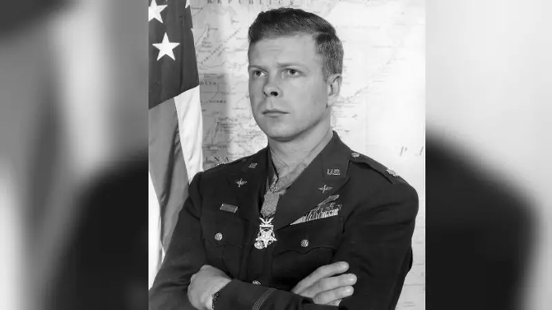Dick Bong dikenal karena jasanya yang mampu menembak jatuh pesawat musuh. Ia mendaftar sebagai anggota militer beberapa bulan sebelum Jepang menyerang Pearl Harbor (Wikipedia/Public Domain)