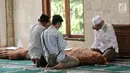 Kerabat menangisi jenazah korban kecelakaan Tanjakan Emen di Kabupaten Subang disalatkan di Masjid RSUD Tangsel, Ciputat, Minggu (11/2). Kecelakaan nahas tersebut diduga terjadi karena rem blong. (Liputan6.com/Fery Pradolo)