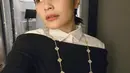 Dalam foto kiri, Prilly tampil memukau dengan white-collar shirt yang dilapis dengan sweater hitam klasik yang dikenakan off-shoulder, menciptakan siluet elegan namun tetap effortless.  [@prillylatuconsina96].
