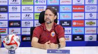 Pelatih Persija, Mauricio Souza saat memberikan keterangan dalam sesi konferensi pers menjelang laga lanjutan BRI Super League 2025/2026 melawan PSM Makassar di lapangan latih Jakarta International Stadium, Jakarta, Kamis (19/02/2026). (Bola.com/Bagaskara Lazuardi)