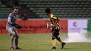 Pemain Malaysia, Nazirul Naim, dan kiper, Khairul Fahmi, berlari saat penonton melempar suar ke lapangan saat laga melawan Arab Saudi pada Pra Piala Dunia 2018 di Malaysia, Selasa (8/9/2015). (AFP Photo/Manan Vatsyayana)