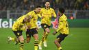 Gelandang Borussia Dortmund, Jadon Sancho (kedua kiri) berselebrasi usai mencetak gol pembuka saat pertandingan sepak bola leg kedua babak 16 besar Liga Champions melawan PSV Eindhoven di Stadion Signal Iduna, Dortmund, Jerman, 13 Maret 2024. (INA FASSBENDER/AFP)