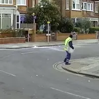 Petugas kebersihan ini berhasil selamat dari jatuhnya bongkahan es raksasa. (Sumber foto: mirror.co.uk)