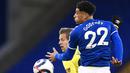 Pemain Everton, Ben Godfrey, duel udara dengan pemain Burnley, Matej Vydral, pada laga Liga Inggris di Stadion Goodison Park, Sabtu (13/3/2021). Burnley menang dengan skor 2-1. (Peter Powell/Pool via AP)