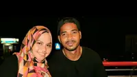 Bek PSM Makassar, Hasim Kipuw dan istrinya, Ria Ohorella. (Bola.com/Abdi Satria)