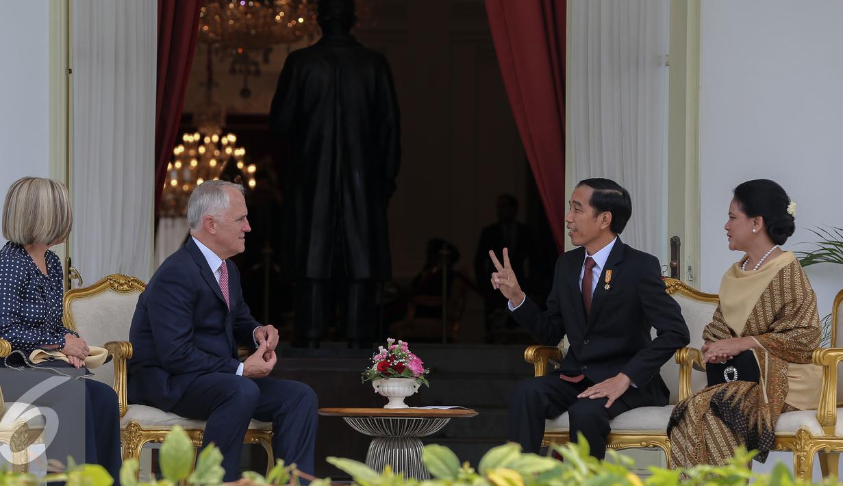 Presiden Jokowi dan PM Australia Malcolm Turnbull saat berbincang di teras Istana Merdeka, Jakarta, Kamis (12/11). Ini adalah kunjungan perdana Turnbull setelah terpilih menjadi PM Australia pada 14 September 2015. (Liputan6.com/Faizal Fanani)