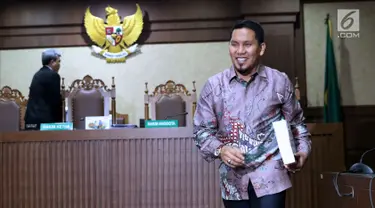 Terdakwa suap Dana Otonomi Khusus Aceh (DOKA) Bupati Bener Meriah nonaktif, Ahmadi usai menjalani sidang pembacaan tuntutan di Pengadilan Tipikor, Jakarta, Kamis (22/11). Ahmadi dituntut hukuman empat tahun penjara. (Liputan6.com/Helmi Fithriansyah)