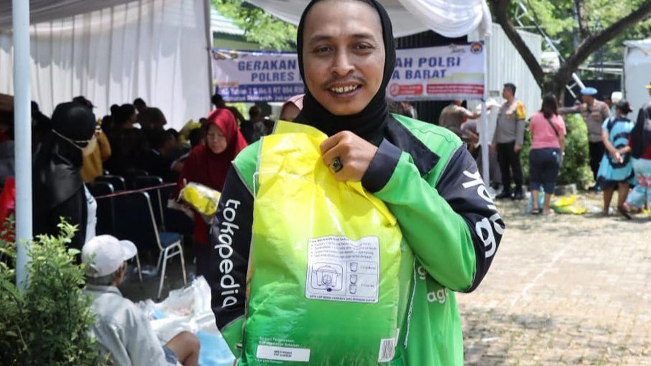 FOTO: Polri Gelar Pasar Murah, 20 Ton Beras Ludes Diserbu Warga