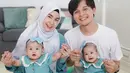 Potret kebahagiaan Anisa bersama suami masing-masing memegang putri kembarnya. Alma dan Alsha juga didandani sama hingga susah dikenali. Tidak sedikit warganet yang sulit membedakan mana Alma dan Alsha. [Instagram/@anisarahma_12]