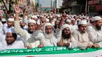 Pendukung dan simpatisan Hefazat-e-Islam melakukan aksi protes menuntut patung Lady Justice dihapus di kompleks Mahkamah Agung, Dhaka, Bangladesh, (24/2). Hefazat-e-Islam adalah gabungan organisasi Islam di Bangladesh. (AP Photo / A.M. Ahad)