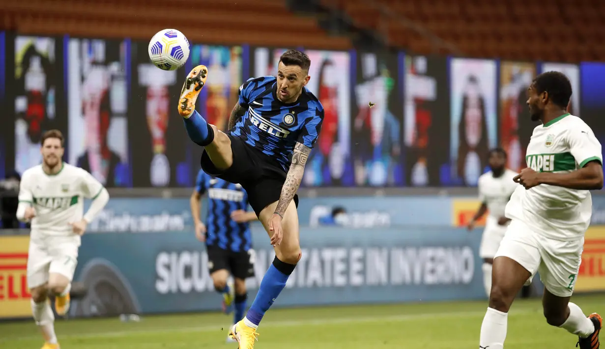 Gelandang Inter Milan, Matias Vecino, mengontrol bola saat melawan Sassuolo pada laga Liga Italia di Stadion Giuseppe Meazza, Rabu (7/4/2021). Inter Milan menang dengan skor 2-1. (AP/Antonio Calanni)