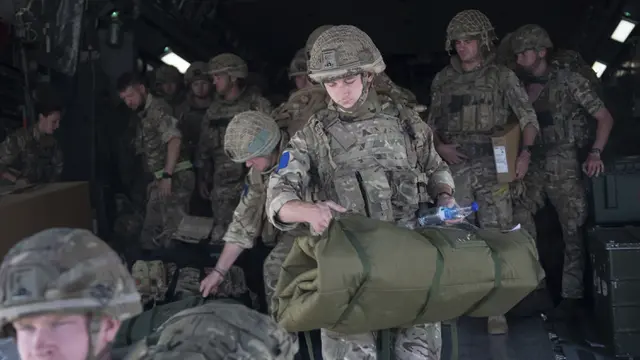 FOTO: Inggris Kirim Pasukan Evakuasi Warganya dari Afghanistan