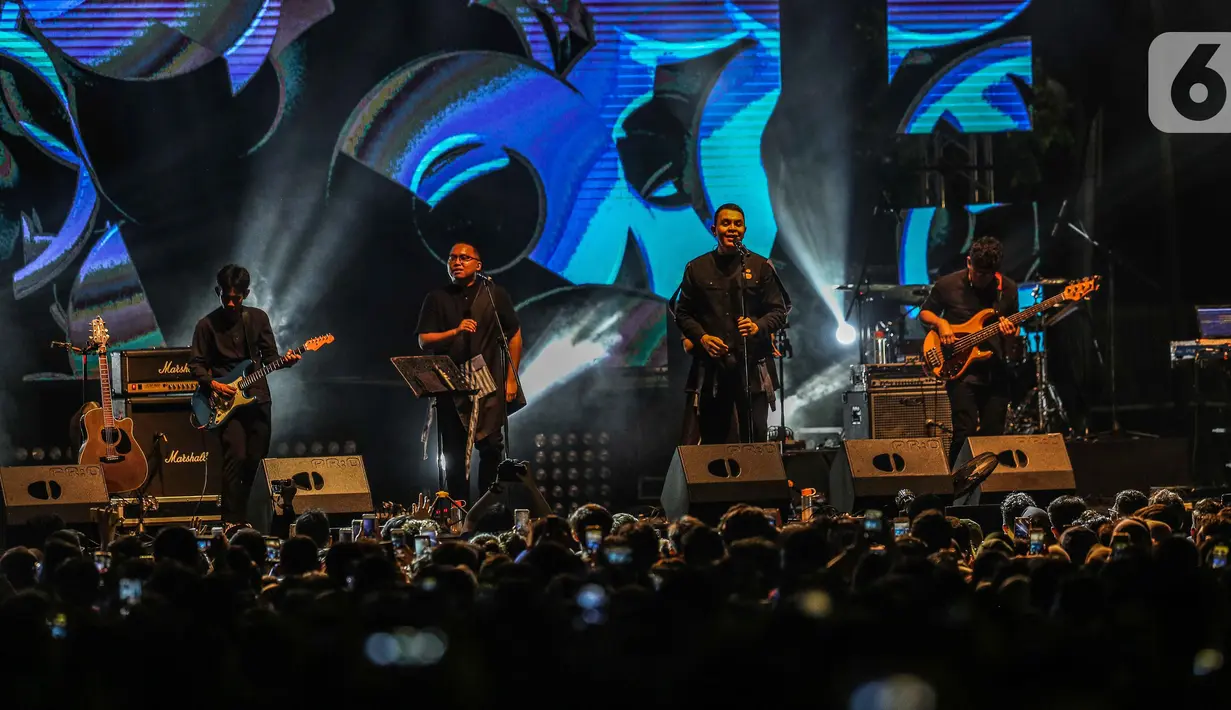 Musisi Tulus tampil pada hari kedua Synchronize Fest 2019 di Gambir Expo, Kemayoran, Jakarta, Sabtu (5/10/2019). Selain Tulus, hari kedua Synchronize Fest 2019 juga dimeriahkan oleh Superglad, Nidji, Project Pop, The Sigit, The Upstairs, dan masih banyak lagi. (Liputan6.com/Faizal Fanani)