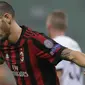 Pemain AC Milan, Leonardo Bonucci bereaksi selama pertandingan Grup D Liga Europa melawan AEK Athens di San Siro, Kamis (19/10). AC Milan yang menguasai jalannya pertandingan hanya mampu meraih hasil imbang 0-0 atas AEK Athens. (AP Photo/Luca Bruno)