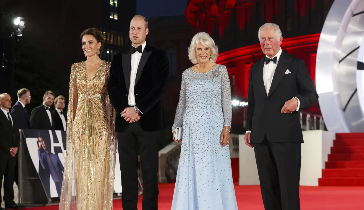 Kate Middleton, Pangeran William, Pangeran Charles dan Camilla, dalam pemutaran film James Bond No Time to Die. (Chris Jackson/Pool Photo via AP)