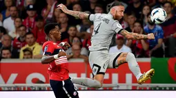 Bek Paris Saint-Germain (PSG) Sergio Ramos (kanan) mengontrol bola pada pekan ketiga Ligue 1 (Liga Prancis) 2022/2023 menghadapi Lille di Stadion Pierre-Mauroy, Senin (22/8/2022) dini hari WIB.  PSG berpesta gol ke gawang Lille dengan skor 7-1. (Photo by DENIS CHARLET / AFP)