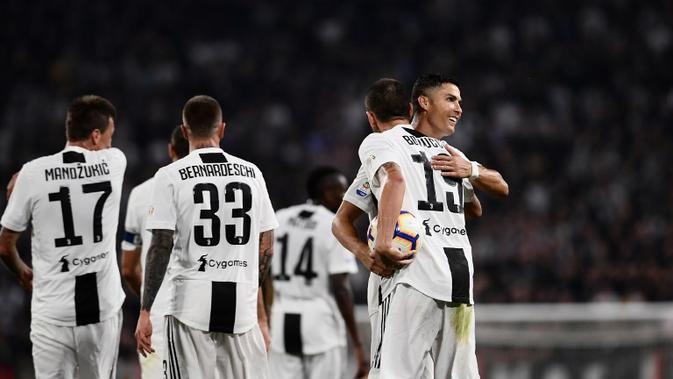 Cristiano Ronaldo merayakan gol Juventus yang dicetak Leonardo Bonucci pada laga melawan Napoli (29/9/2018). (AFP/Marco Bertorello)