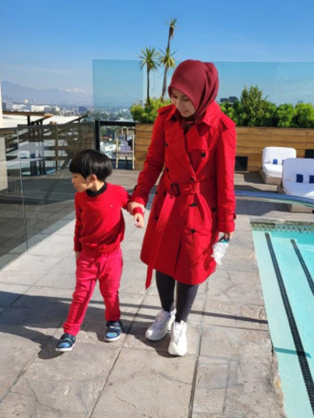 6 Potret Sarni Istri Ivan Fadilla saat Momong Anak, Kerap Tampil Sederhana