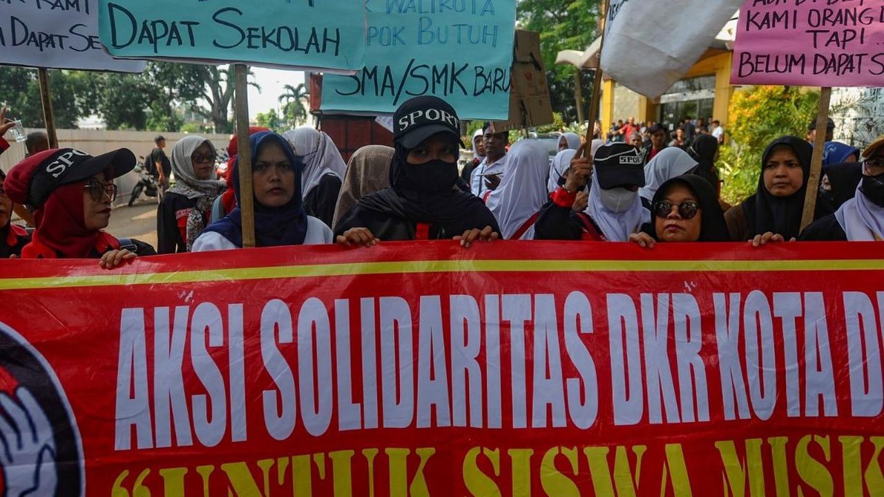 Aksi ini merupakan bentuk protes terhadap pelaksanaan penerimaan peserta didik baru (PPDB) 2024 yang dianggap tidak adil dan penuh kecurangan. Foto: merdeka.com / Arie Basuki<br>