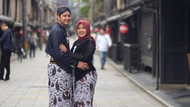 Viral Pasangan Foto Prewedding di Jepang Pakai Baju Adat Jawa ...