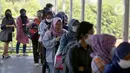 Antrean calon penumpang KRL meluber hingga jembatan penyeberangan orang (JPO) di kawasan Stasiun Lenteng Agung, Jagakarsa, Jakarta Selatan, Senin (8/6/2020). Memasuki new normal, terjadi penumpukan penumpang di sejumlah stasiun KRL. (merdeka.com/Arie Basuki)