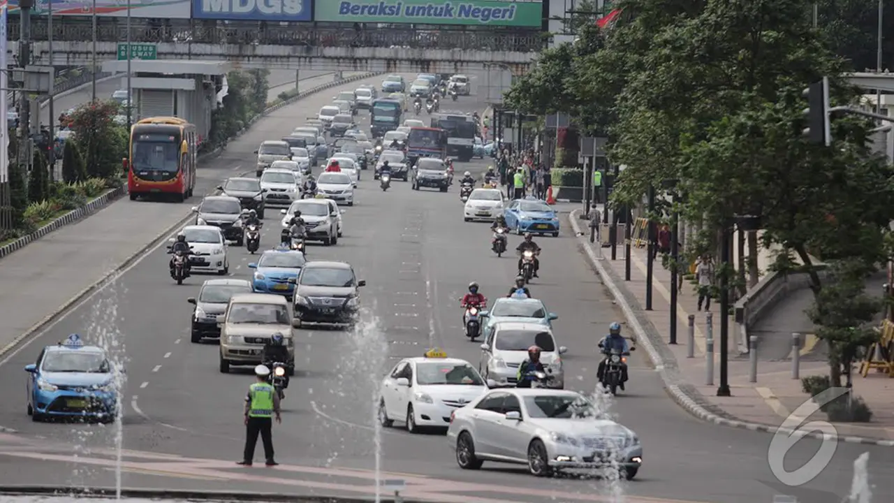Uji Coba Larangan Sepeda Motor Lintasi Bundaran HI