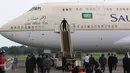 Petugas mempersiapkan sambutan kedatangan Raja Arab Saudi Salman bin Abdulaziz al-Saud yang tiba di Bandara Halim Perdanakusuma, Rabu (3/1). Dan juga satu unit Boeing 747 SP, satu unit Boeing 747-300. (Liputan6.com/Fery Pradolo)